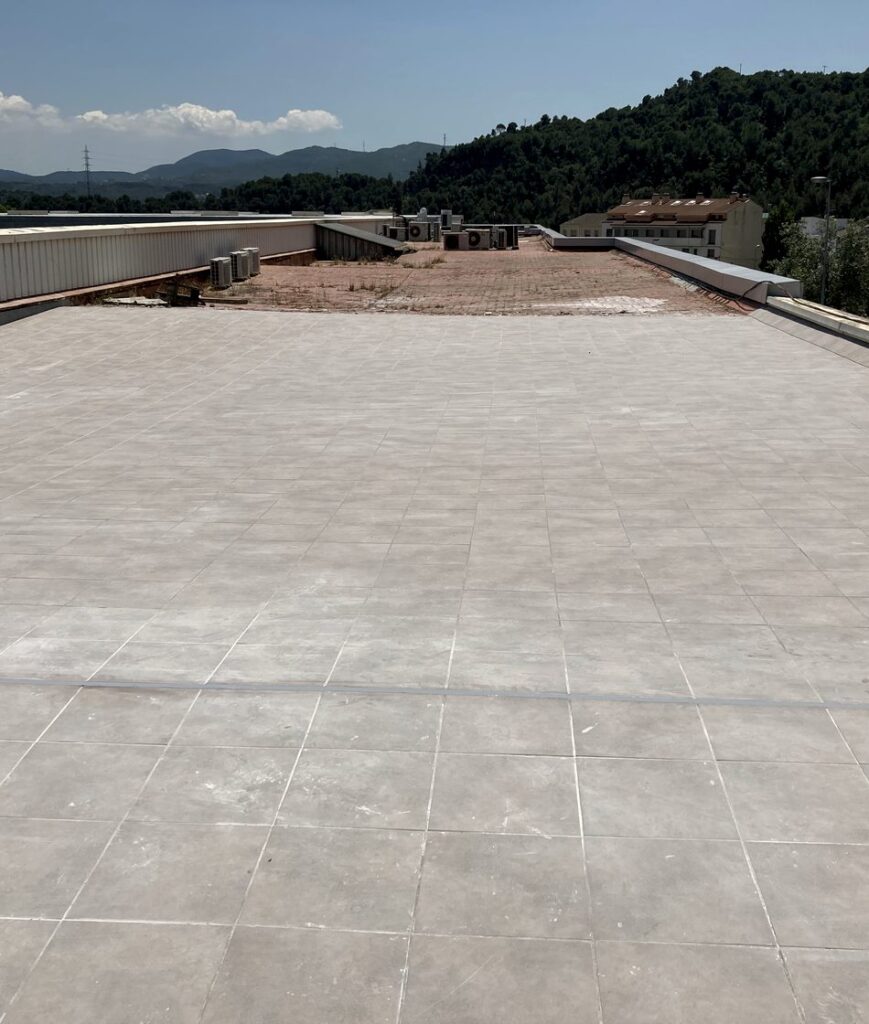 Cubierta plana impermeabilizada y pavimentada