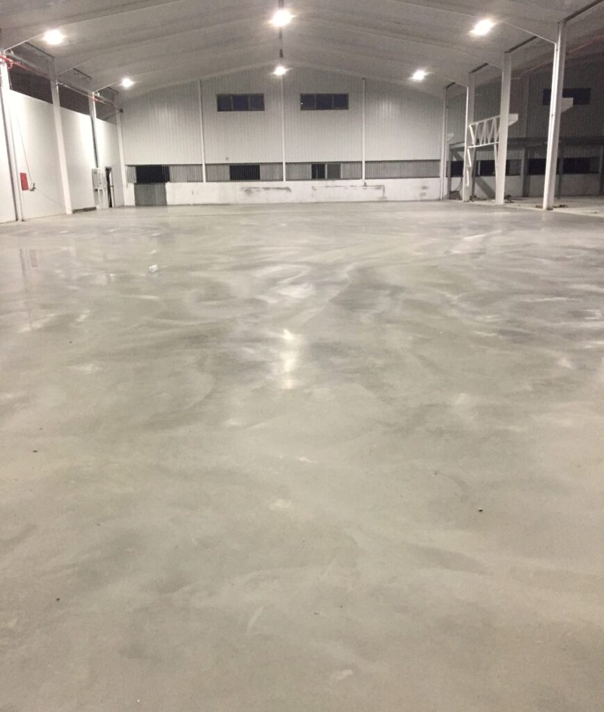Pavimento continuo en nave industrial